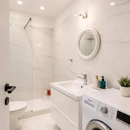 Cozy Deluxe In Centre Apartment *